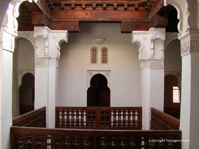 Patio forrado con pasamanos de madera se volvió, madraza de Ben Youssef, Marrakech - Marruecos