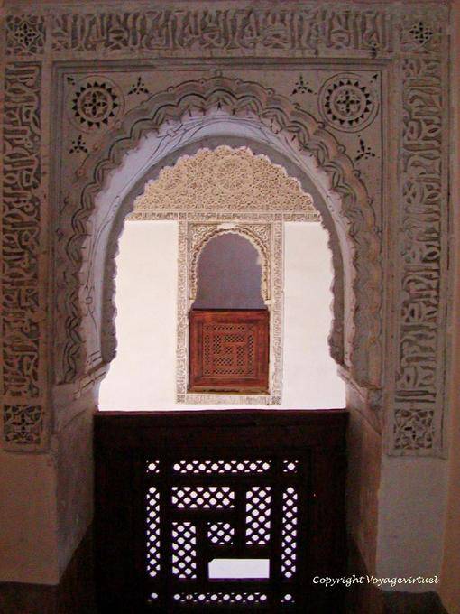 Aberturas rodeados inscripciones y motivos en yeso, madraza de Ben Youssef, Marrakech - Marruecos
