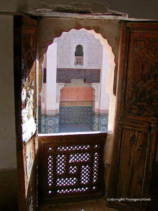 Vista al patio desde la ventana de un dormitorio, madraza de Ben Youssef, Marrakech - Marruecos