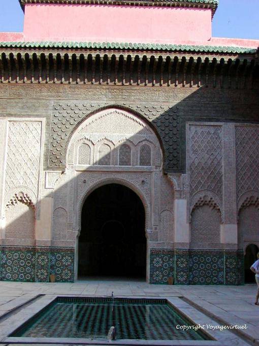 Piscina frente a la sala de oración, madraza de Ben Youssef, Marrakech - Marruecos