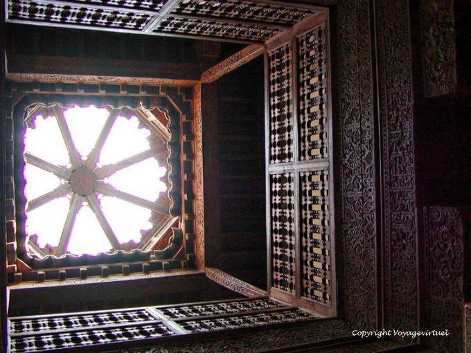 Tragaluces y rampas de madera tallada, madraza de Ben Youssef, Marrakech - Marruecos