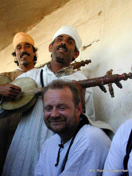 Los músicos y canciones bereber zoco Bouzama - Marruecos