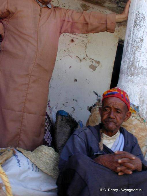 Essaouira, hombre pensativo en el mercado bereber - Marruecos