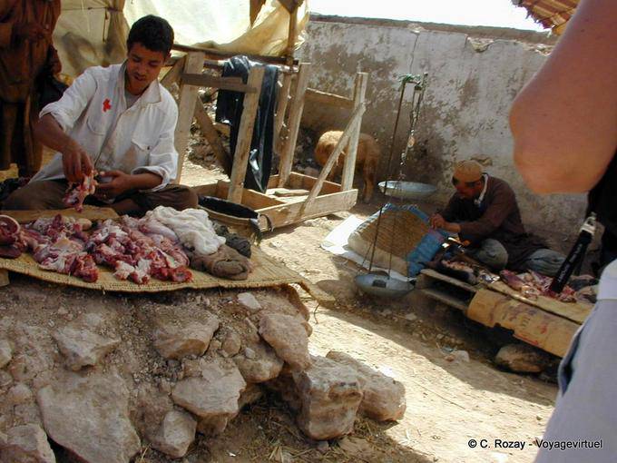 El carnicero al aire libre, el mercado bereber, Essaouira - Marruecos