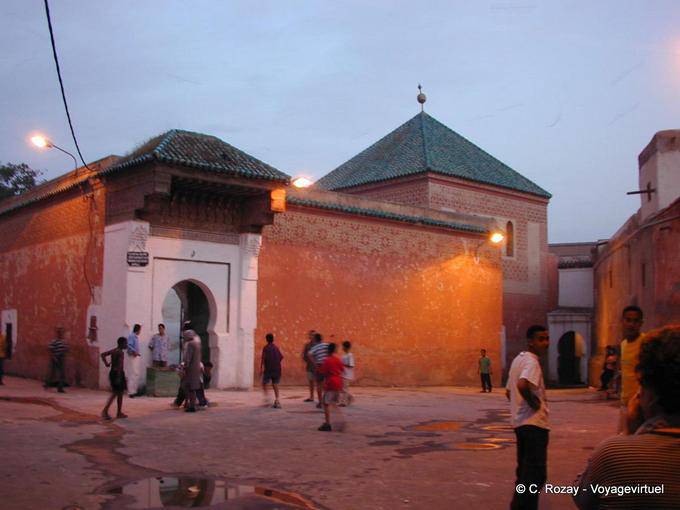Frente a una mezquita de la calle del oeste de Riad Zitoun, Marrakech - Marruecos