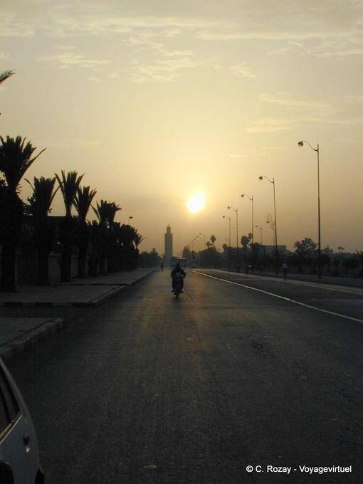 Marrakech, cinco de la mañana, salida del sol en la carretera del aeropuerto - Marruecos
