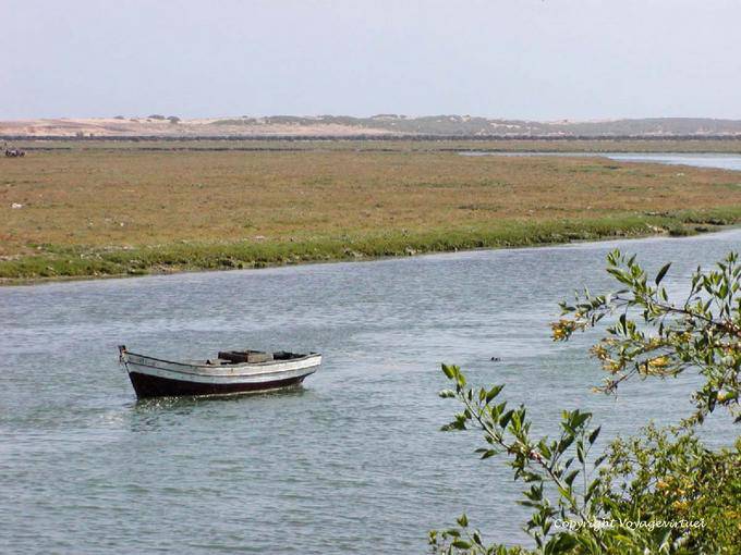 Un barco atracado en un brazo de la laguna, Oualidia - Marruecos
