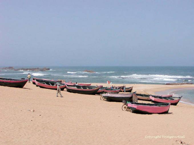 Barcos de pesca descansando en la playa de Oualidia - Marruecos
