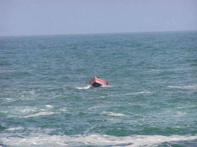 Barco de pesca se cae en las olas del mar, Oualidia - Marruecos