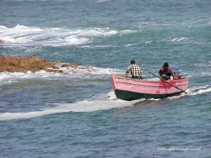 Entre ola y el rock, es un momento peligroso para los pescadores, Oualidia - Marruecos