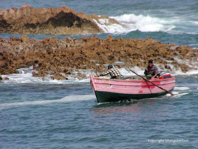 Usted tiene que empujar con los pies para evitar que sobresalen rocas, de nuevo a los pescadores, Oualidia - Marruecos