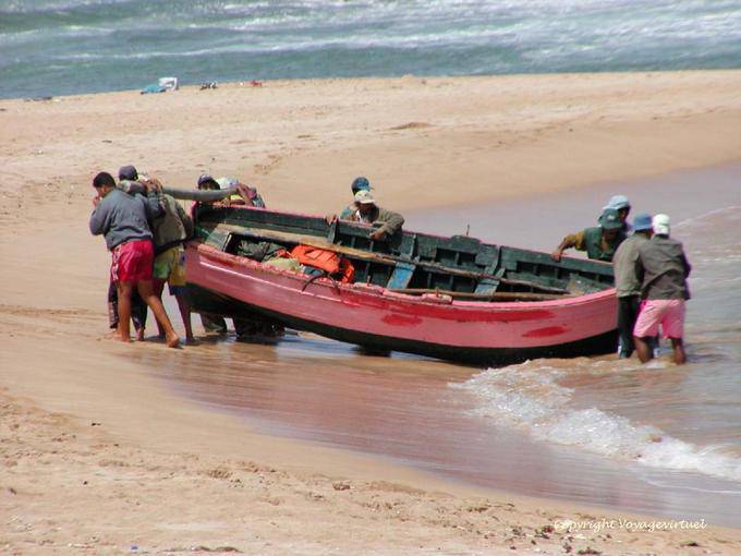Doce hombres fuera del agua en barco, Oualidia - Marruecos