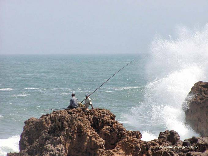 Espuma y pescadores en las rocas de la pasada, Oualidia - Marruecos