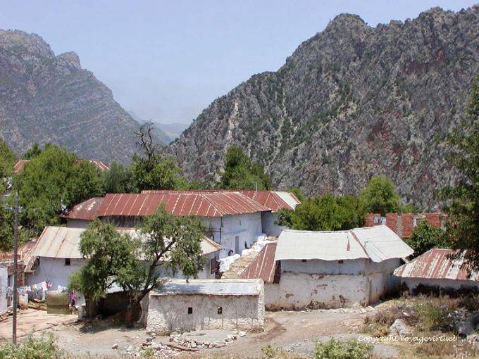 Un edificio de techo de chapa hacia la entrada de las gargantas del Oued Lau, Rif - Marruecos