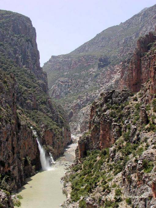Una cascada en el desfiladero del Oued Lau - Marruecos
