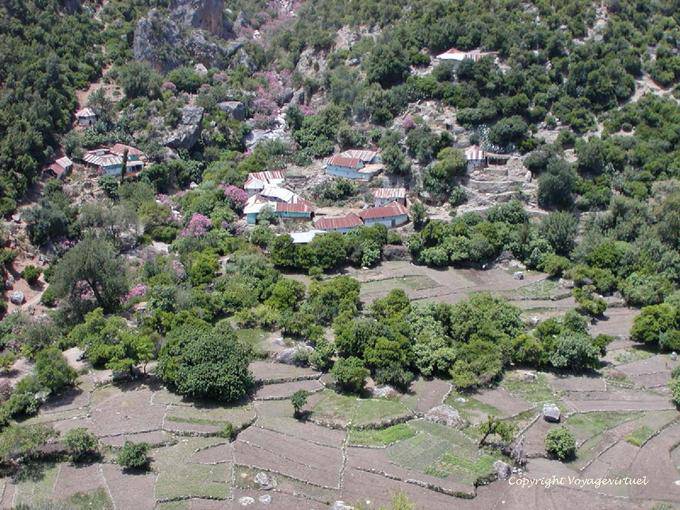 La cultura tradicional de la aldea hacia el valle de Oued Lau - Marruecos