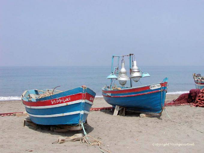 Barcos de pesca en la playa de Oued Lau - Marruecos