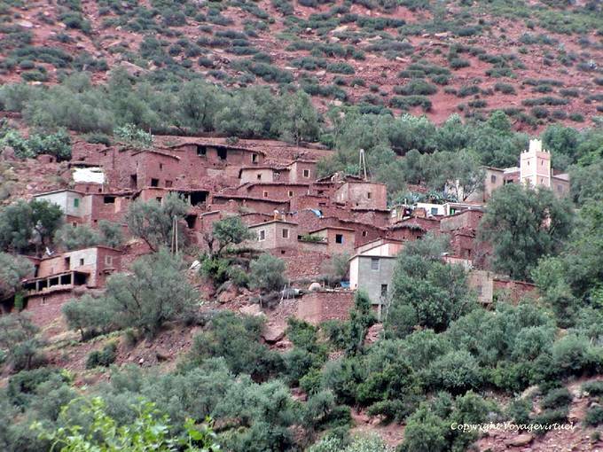 Casas y terrenos son uno, pueblo bereber en el valle de Ourika - Marruecos