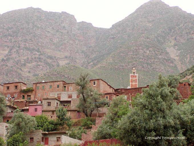 Pueblo bereber aferrado a la ladera de la montaña, el valle de Ourika - Marruecos