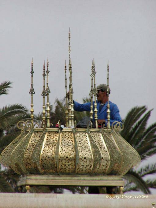 Trabajador limpiador de bronce en la explanada, Mausoleo de Mohamed V en Rabat - Marruecos