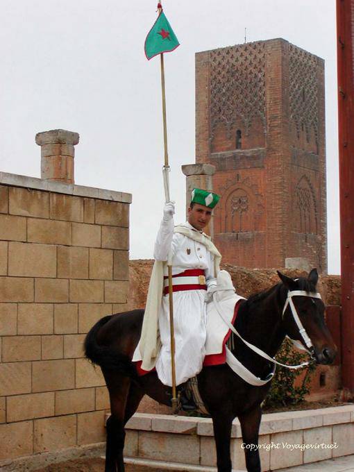 Guardia a caballo en la Torre de Hassan, Rabat - Marruecos