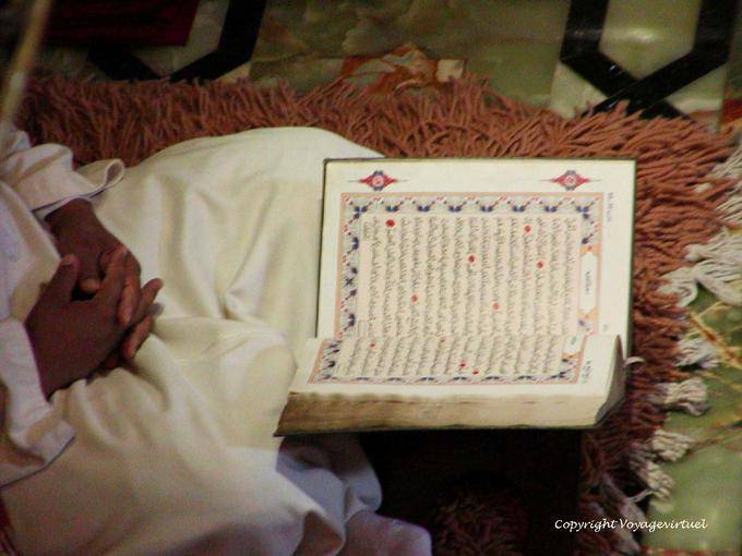 La lectura del Corán, mausoleo Mohammed V, Rabat - Marruecos