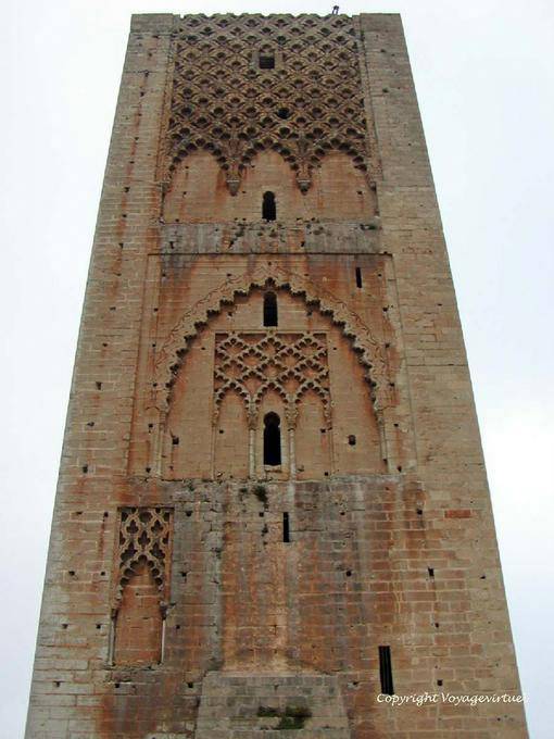 Diferente ornamentación de un lado del minarete de la mezquita inacabada XIIᵉ siglo Torre de Hassan, Rabat - Marruecos