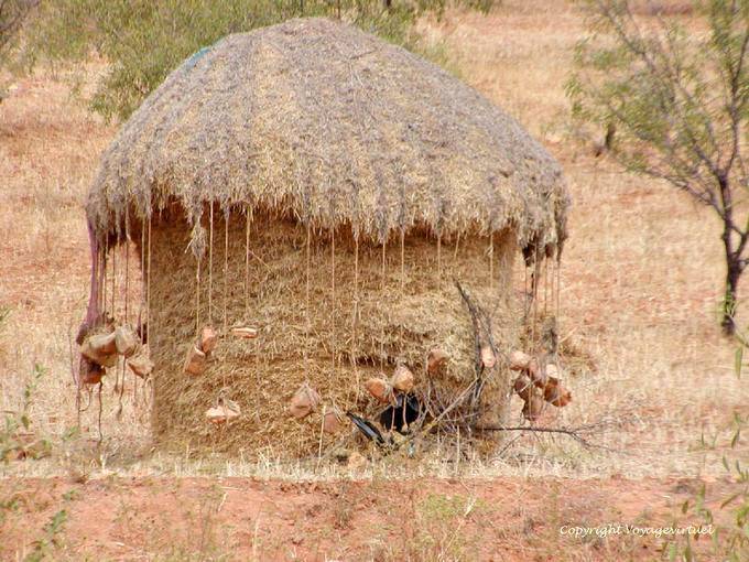 Suspensiones piedras para sujetar la pila de heno típico Talassemtane, Rif - Marruecos