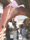 Paseo por el zoco, el mercado lleno de cañas, Marrakech, Marruecos.