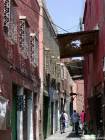 Calle en la medina con ventanas cubiertas con hierro forjado, Marrakech, Marruecos.
