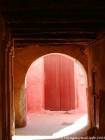 Luz y sombra, pasarela, Marrakech, Marruecos.