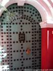 Puerta tachonada en la medina, Marrakech, Marruecos.