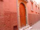 Declinación de naranja en una calle, Marrakech, Marruecos.