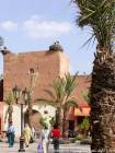 Cigüeñas en la puerta del lugar Ferblantiers, Marrakech, Marruecos.