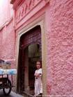 La niña en rosa que saca la lengua, Marrakech, Marruecos.