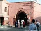 La puerta de entrada en un zoco cubierto, Mellah, Marrakech, Marruecos.