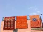 Presentaciones de la alfombra en el fondo del cielo, Jemaa el Fna, Marrakech, Marruecos.