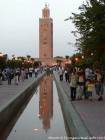 Reflejo del minarete iluminado en un estanque en el jardín de la Koutoubia, Marrakech, Marruecos.