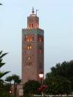 Iluminación del minarete de la mezquita de los libreros, Koutoubia, Marrakech, Marruecos.
