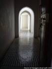 Corredor con zelliges azulejos, Bahia Palace, Marrakech, Marruecos.