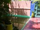 Armonía multicolor entre la puerta y el lavabo, Jardín Majorelle, Marrakech, Marruecos.
