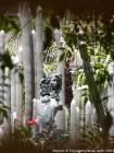 Estatua en medio de cactus, Jardin Majorelle, Marrakech, Marruecos.