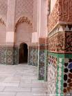 Paredes y zeliges mocárabes cúpula baja, patio de la madraza de Ben Youssef, Marrakech, Marruecos.