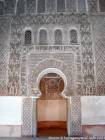 En la sala de oración frente al mihrab, madraza de Ben Youssef, Marrakech, Marruecos.
