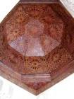 Techo cúpula de madera de una nave, sala de oración, madraza de Ben Youssef, Marrakech, Marruecos.