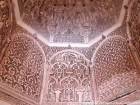 Las paredes y los mocárabes de yeso cúpula del mihrab, madraza de Ben Youssef, Marrakech, Marruecos.