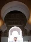 Desde la sala de oración, eje hacia el patio y la entrada, madraza de Ben Youssef, Marrakech, Marruecos.