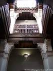 Pilares de apoyo a uno de los siete patios interiores, madraza de Ben Youssef, Marrakech, Marruecos.