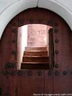 Apertura de una puerta y la escalera de madera, madraza de Ben Youssef, Marrakech, Marruecos.