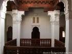 Patio forrado con pasamanos de madera se volvió, madraza de Ben Youssef, Marrakech, Marruecos.